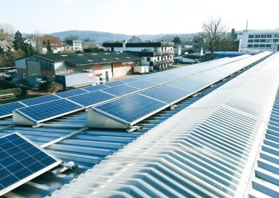 realizacja instalacji fotowoltaicznej na dachu hali